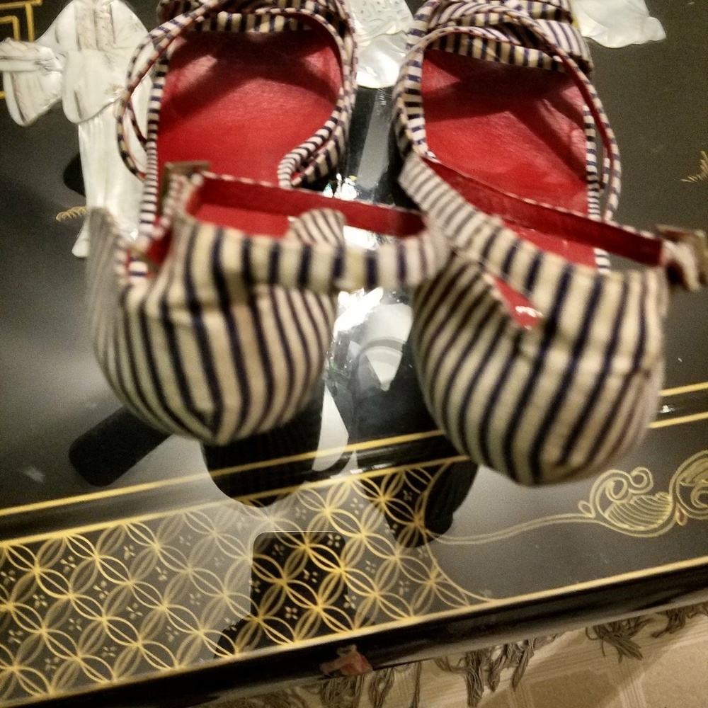 Heels - Picture 3 of 3